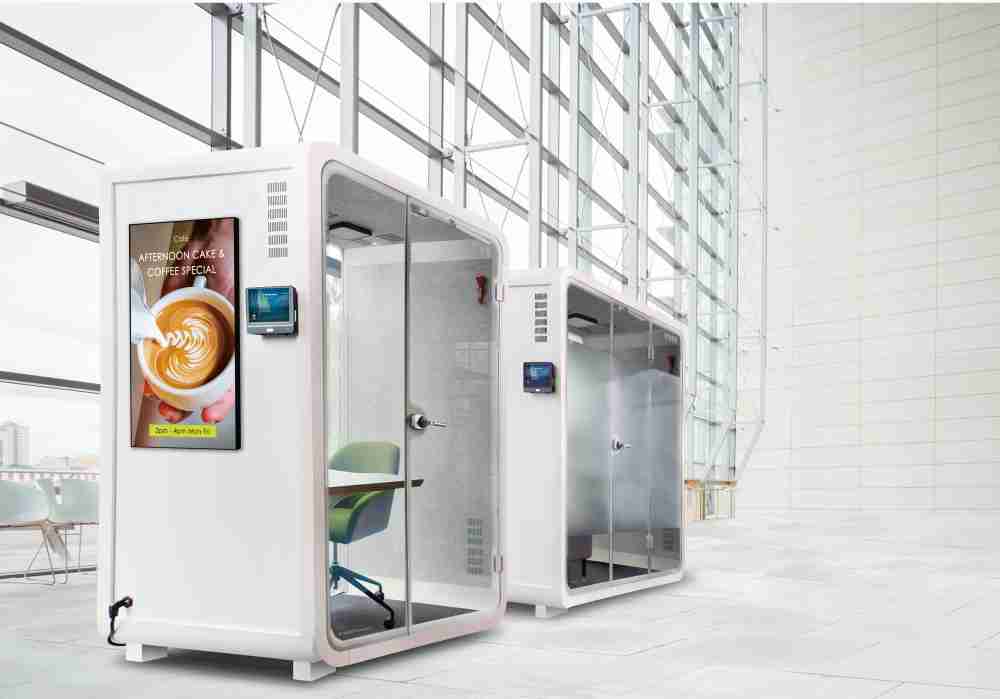 NG大舞台子公司达擎之智慧行动办公舱，，，，采用PDLC智能调光玻璃设计，，透过通电与断电的电流切换，，，，呈现透明与雾面效果，，，，具节能降耗特性并兼顾隐私，，，，确保信息安全