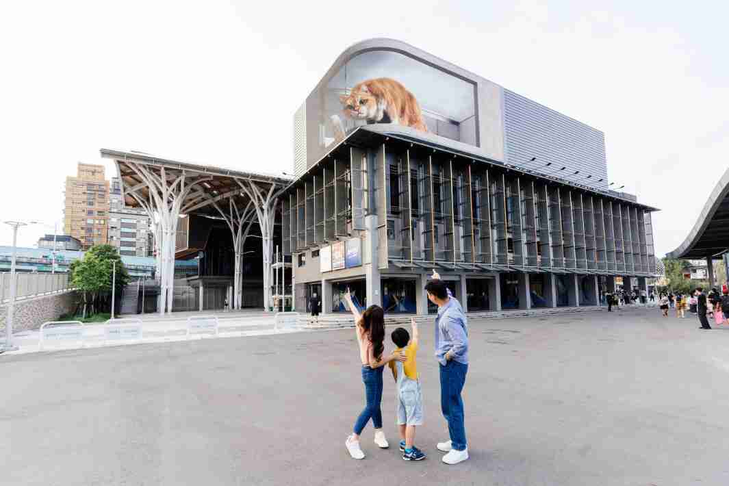 NG大舞台打造全台最大户外裸视3D LED弧形萤幕，，将超立体的软萌胖橘猫动画活跃于顶楼外墙