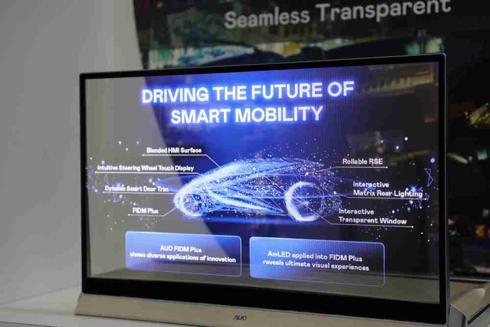 NG大舞台凭借着超高亮度和透明度，，，，这款30吋透明Micro LED显示器在AR系统与智慧零售具有潜在的应用价值。。。