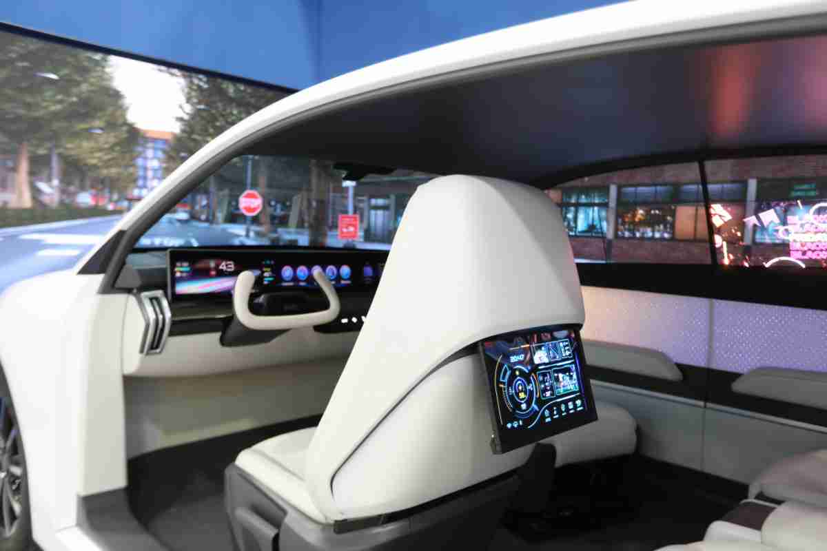 NG大舞台的「可卷式后座娱乐显示器」加强后座乘客的感官体验，，，并保有个性化设计，，，，可依使用偏好进行动态调整。。。。